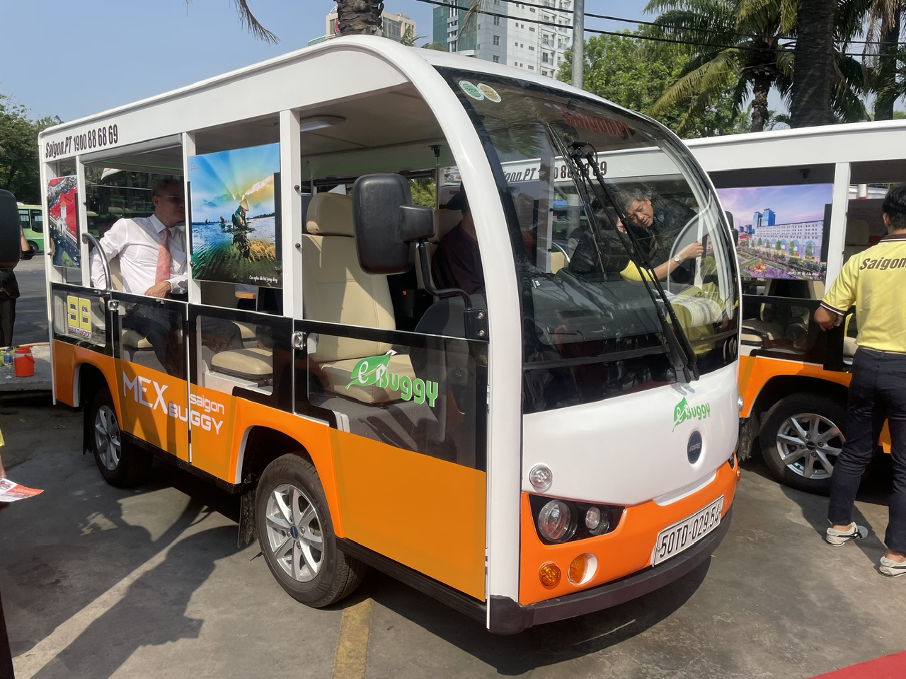 Đưa đón khách đến tận mộ bằng xe điện, phục vụ nhu cầu cơ bản cho khách viếng